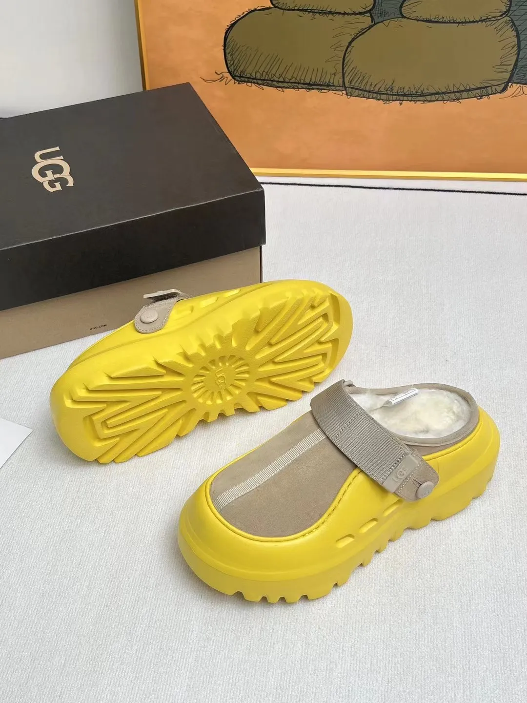 Factory price 560💰 (same style for men and women) 🌸UGG 2025 new small potato, half drag and one kick to unlock the relaxed feeling, lightweight and thin sole, always light and fashionable, casually walking out of a new style, it feels very UGG, classic suede with soft wool lining insole, rubber foam outsole, hot stamped logo ✅Color: bright green, bright yellow, maroon, black ✅Number of codes: 35 to 45 (synchronized with the official website)
